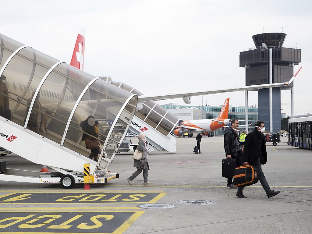 S'ils viennent de zones étrangères jugées à risque, les passagers arrivant sur le sol suisse devront se mettre en quarantaine dix jours pour éviter d'importer le covid-19 (archives).
