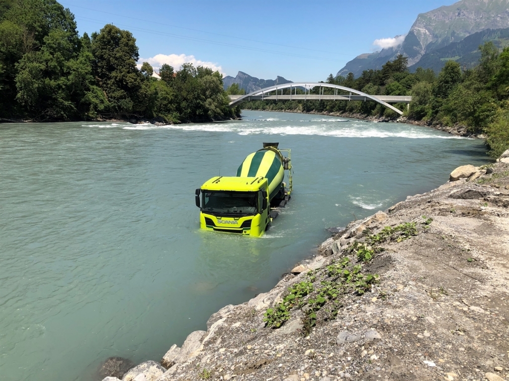 Après s'être mis en mouvement, le camion inoccupé s'est dirigé vers le fleuve et a roulé jusqu'au pied de la digue.