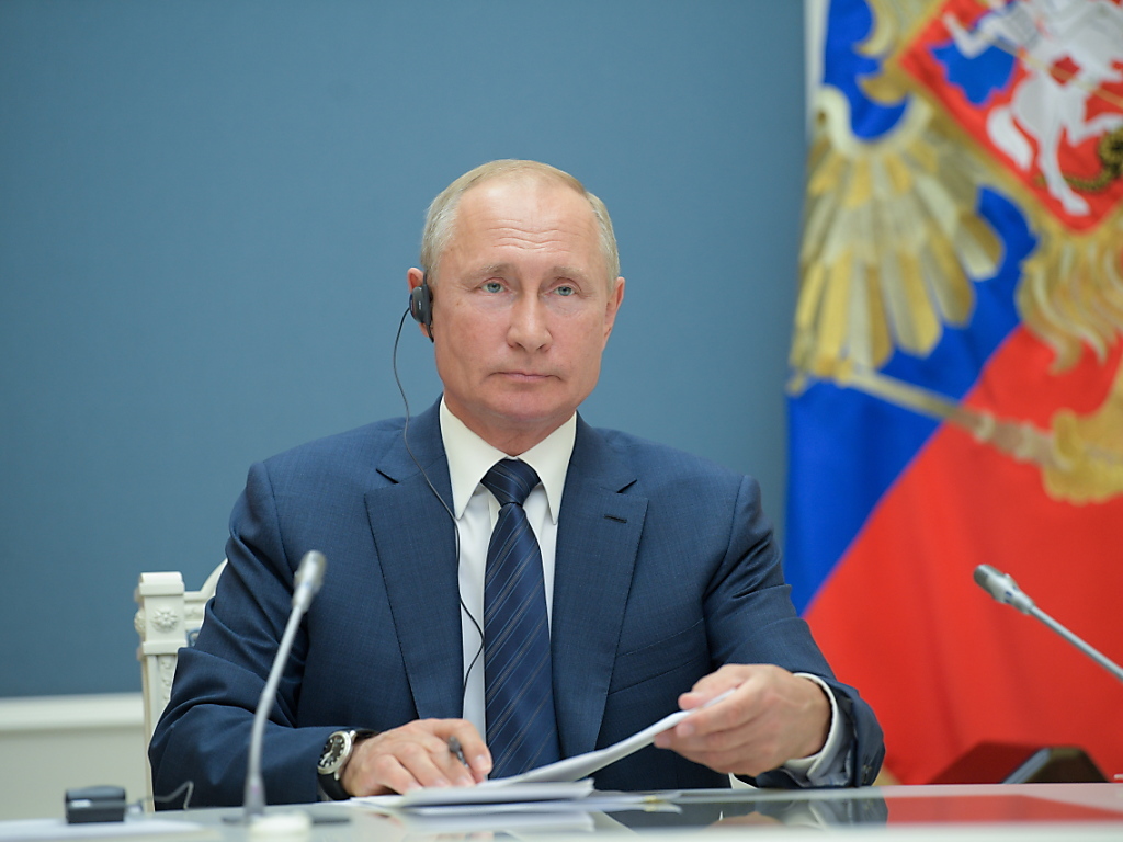 Selon des résultats partiels, Poutine gagne le référendum qui lui permet de rester au pouvoir.