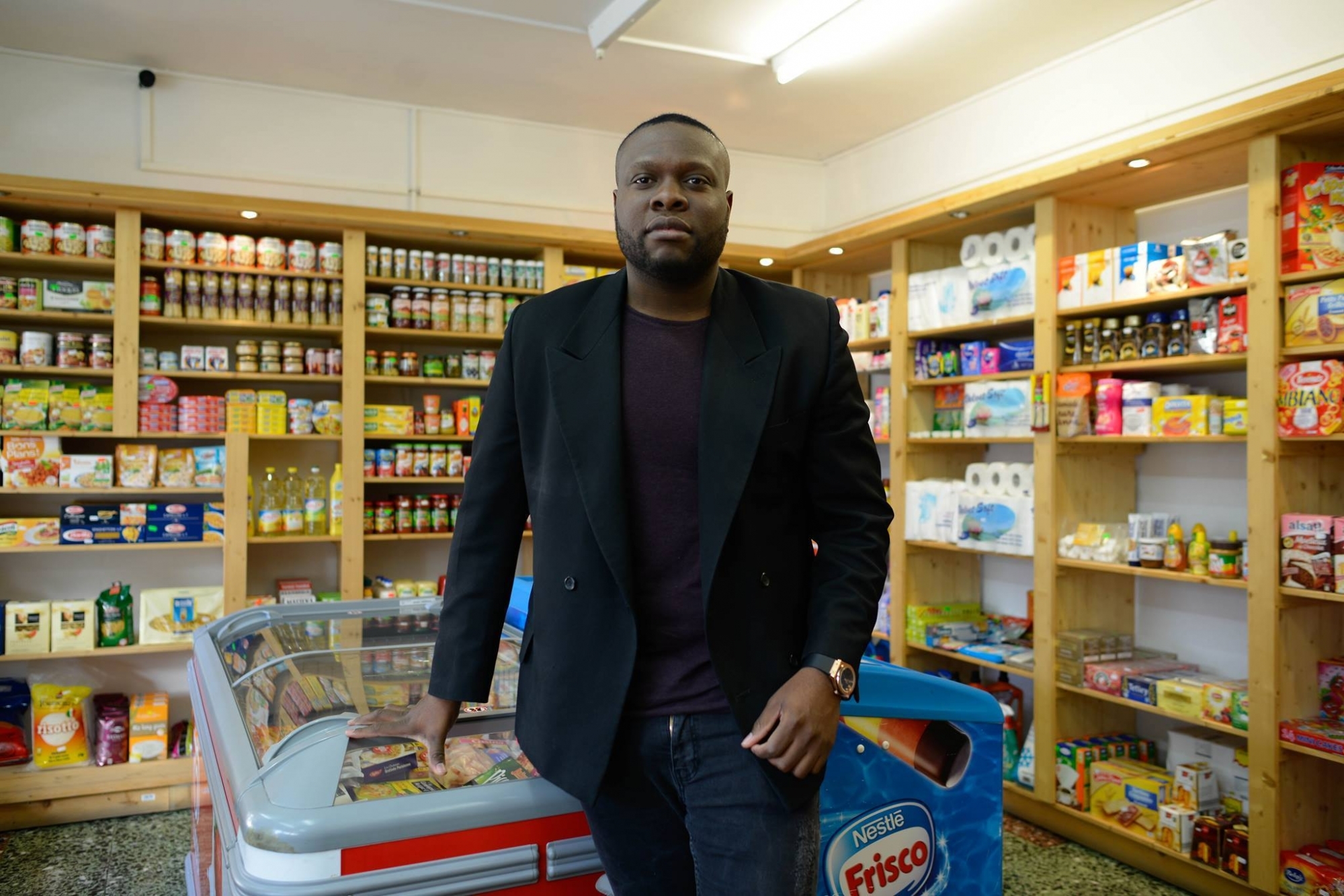 Gérant de son propre commerce, Kevin Lukusa espère être un exemple pour les jeunes Afro-Suisses. 