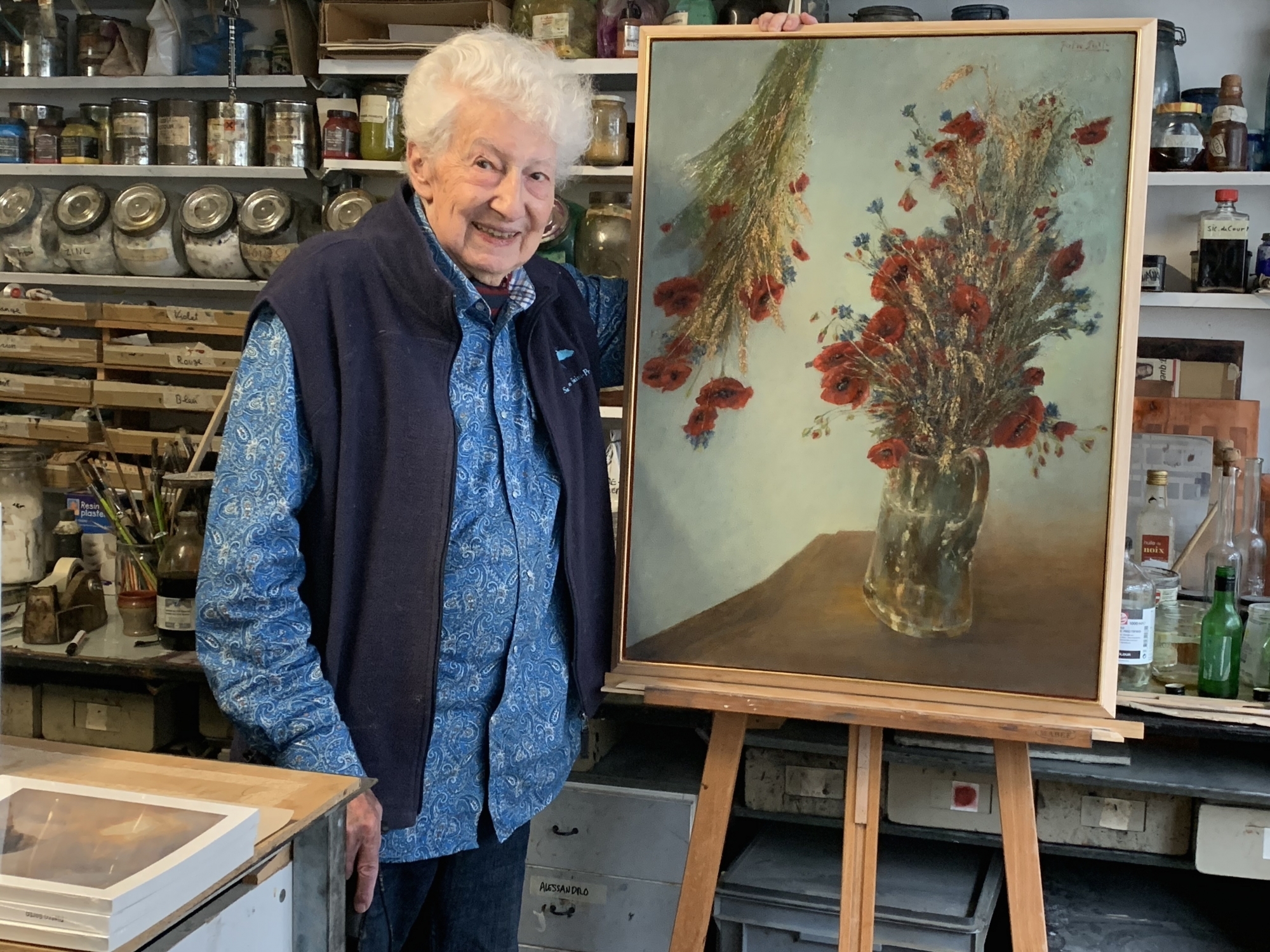 Dans son atelier à Saint-Prex, Pietro Sarto, le jour de ses 90 ans,  pose devant un tableau qu'il affectionne particulièrement "Les Coquelicots".