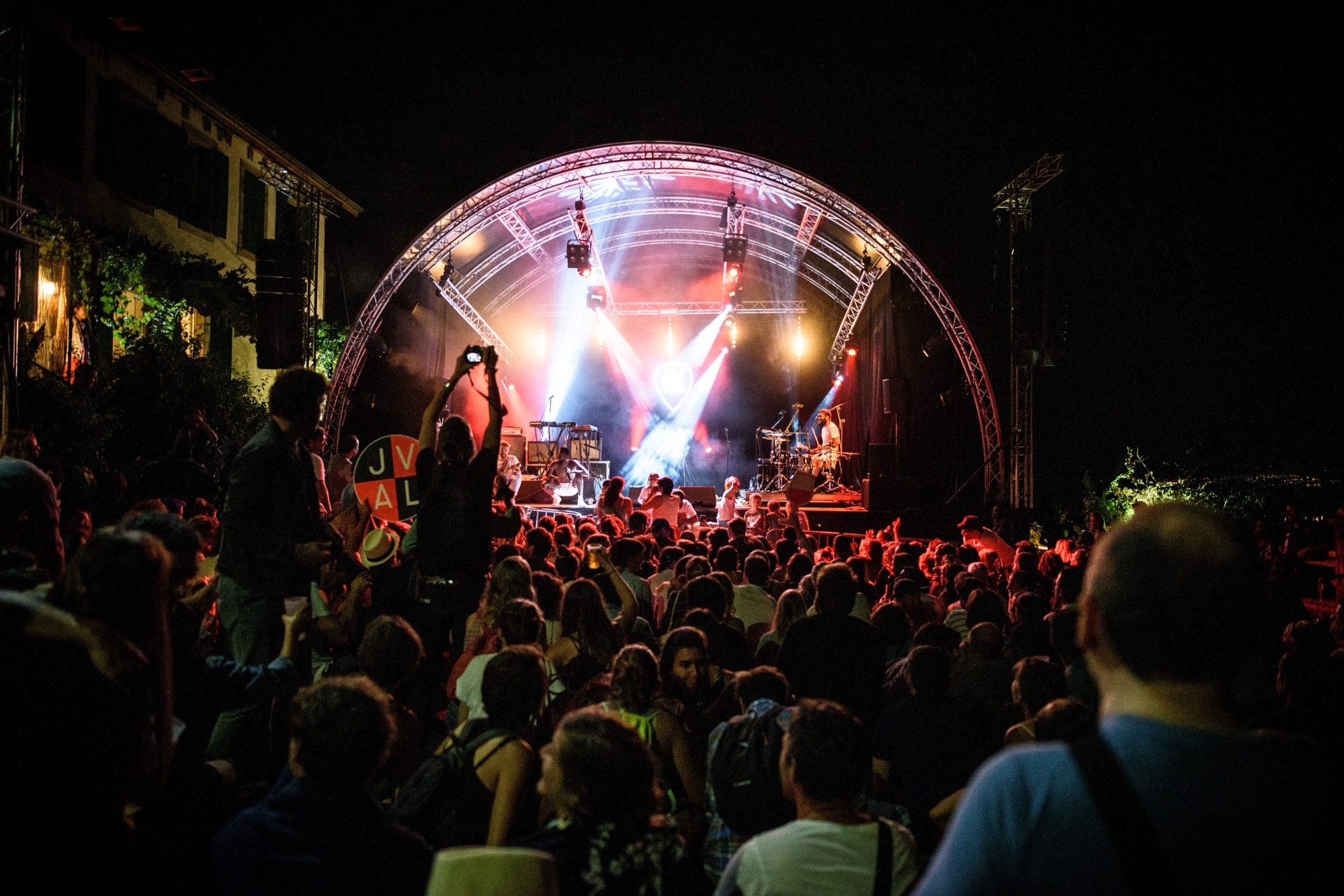 Il faudra attendre 2021 pour pouvoir se presser à nouveau au JVAL Openair (ici en 2019), dans les merveilleux jardins du domaine de Serreaux-Dessus.