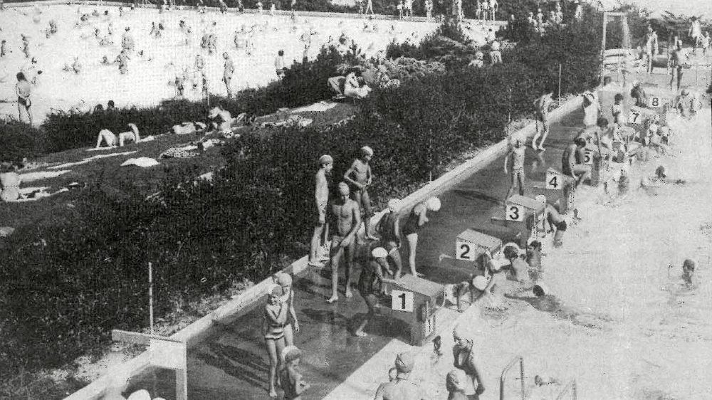 La piscine de Colovray au cœur de l'été 1975. L'installation comptabilisait déjà un demi-million d'entrées depuis son inauguration.