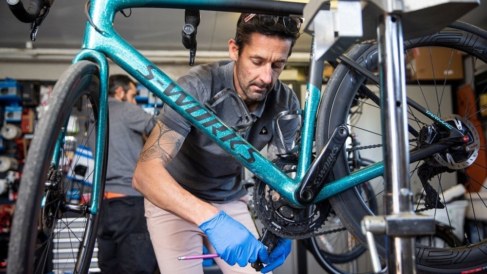 Jérôme Martineau, gérant du magasin B-Cycles à Borex, ne compte pas ses heures depuis la réouverture du lundi 11 mai.