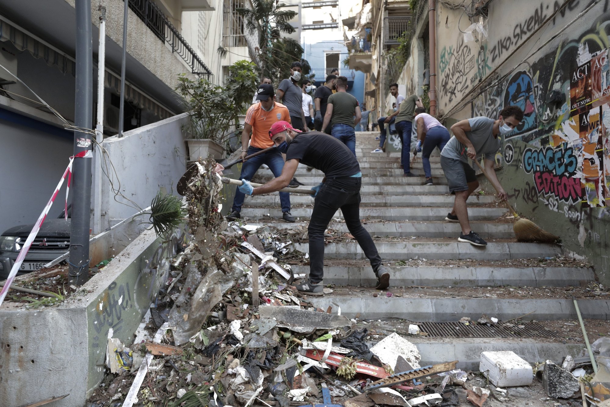 Selon la Nyonnaise Verene Kairallah, les jeunes Libanais prennent le balai pour déblayer les gravats, mais devraient enchaîner avec "un coup de balai du côté des dirigeants".