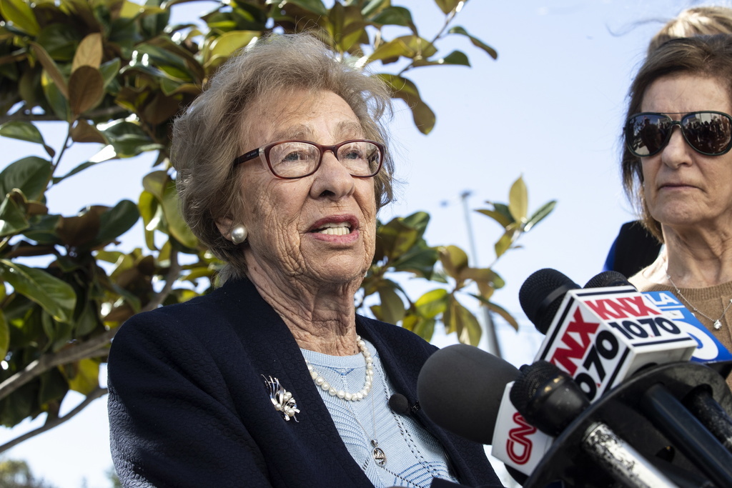 Eva Schloss, survivante d'Auschwitz et demi-sœur d'Anne Frank, lors d'un discours devant les médias en Californie, le 7 mars 2019. (archives)