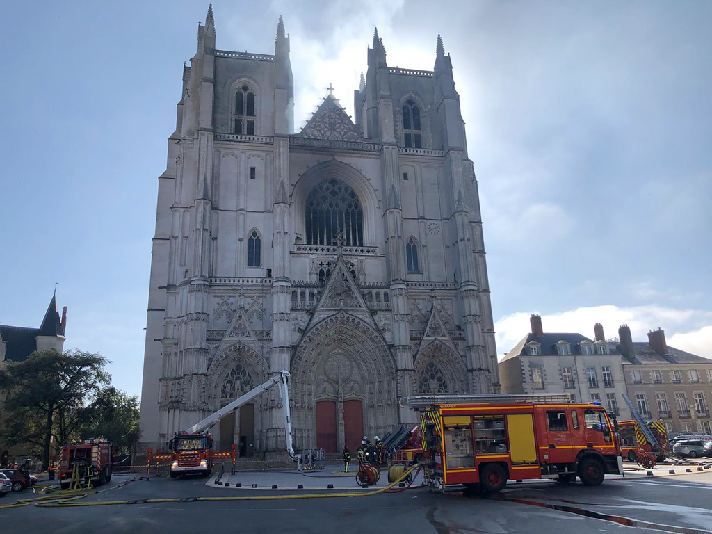 Grâce à une centaine de pompiers et une quarantaine d'engins, l'incendie a été relativement rapidement maîtrisé.