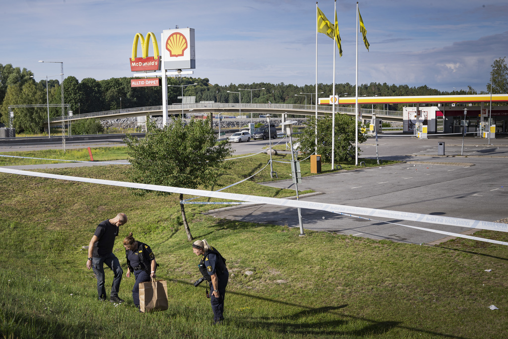 L'adolescente, qui n'était selon toute vraisemblance pas visée, a été mortellement blessée dans la nuit de samedi à dimanche devant un fast-food à Norsborg.