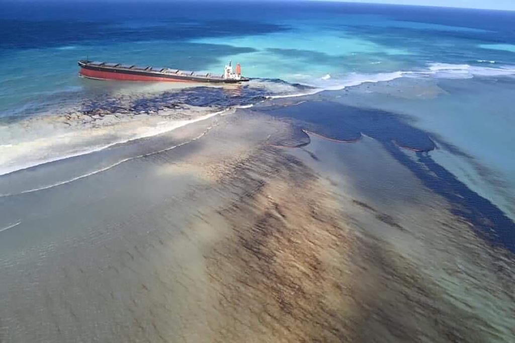 Les écologistes craignent que le bateau ne finisse par se briser et ne cause des dommages colossaux en mer et sur le littoral.
