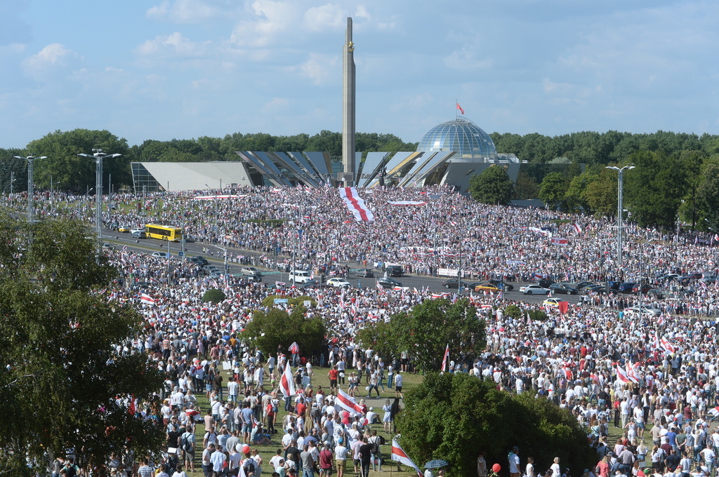 «Justice !», «Pars !», scandaient les protestataires.