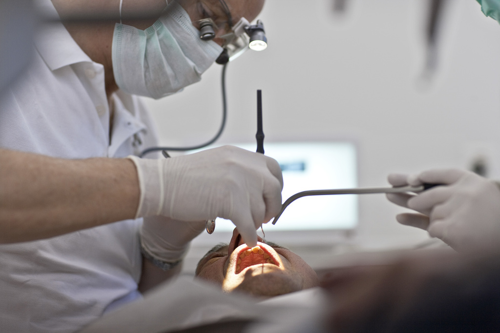Les dentistes devaient déjà désinfecter leur lieu de travail après chaque traitement avant la pandémie de coronavirus. (Archives)