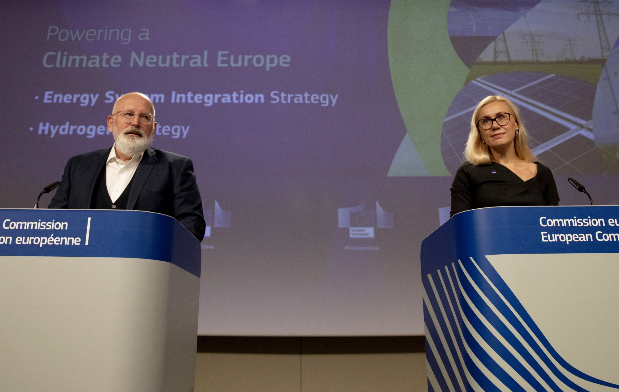 Le commissaire européen pour le Green Deal, Frans Timmermans (à gauche) la commissaire européenne de l'énergie Kadri Simson tenaient une conférence de presse hier à Bruxelles pour dévoiler leur programme.