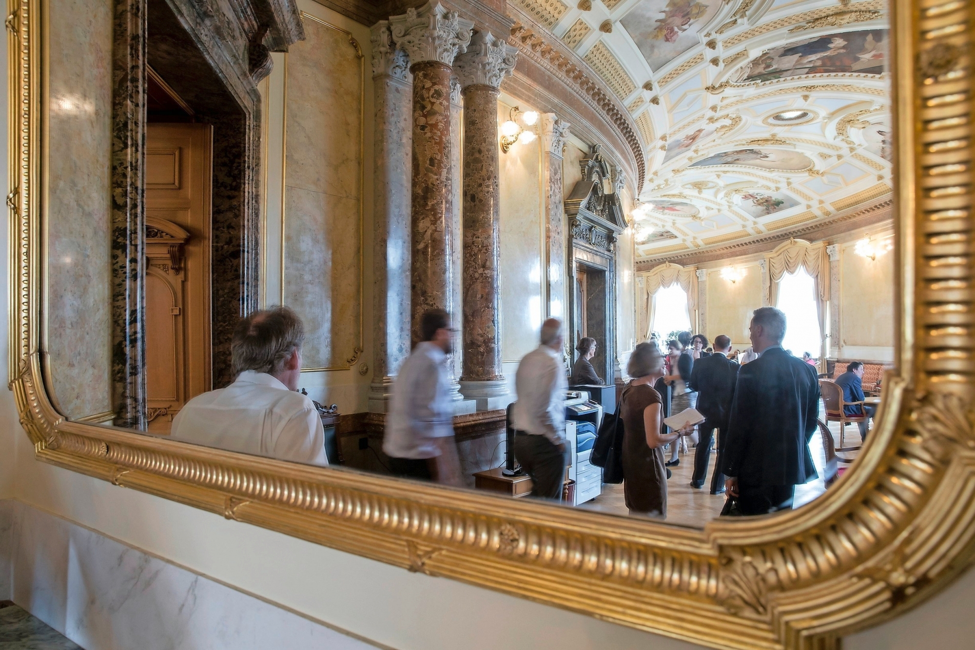 Parlamentarier, Lobbyisten und Journalisten diskutieren in der Wandelhalle des Bundeshauses, am Mittwoch, 10. September 2014, waehrend der Herbstsession der Eidgenoessischen Raete in Bern. (KEYSTONE/Peter Klaunzer)
ArcInfo