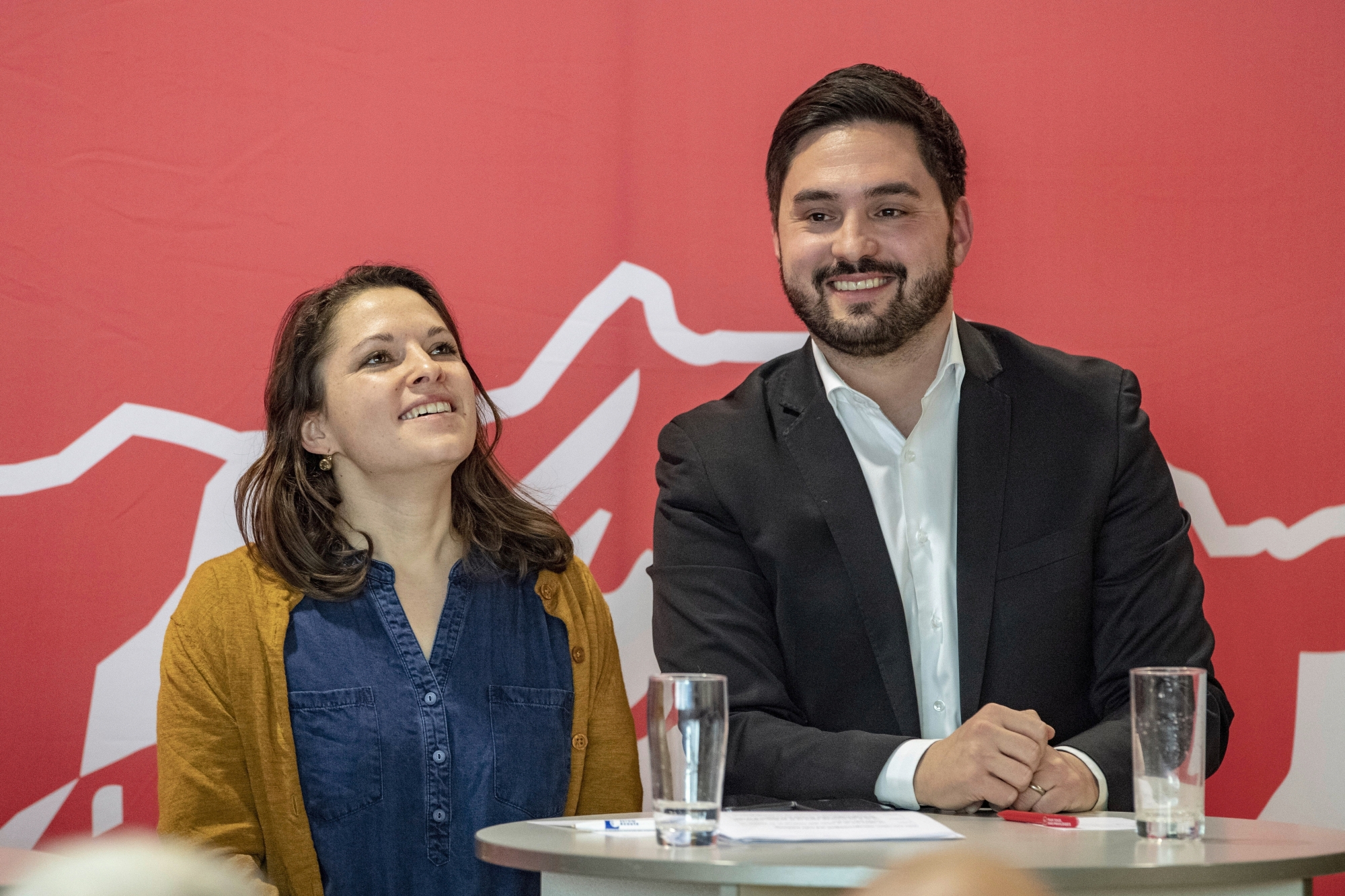 Die Kandidaten fuer die SP Praesidentschaftswahlen, Cedric Wermuth, rechts, und Mattea Meyer, links, anlaesslich des Parteitag der SP Luzern vom Samstag, 8. Februar 2020 im Pfareiheim in Hitzkirch. (KEYSTONE/Urs Flueeler) ArcInfo