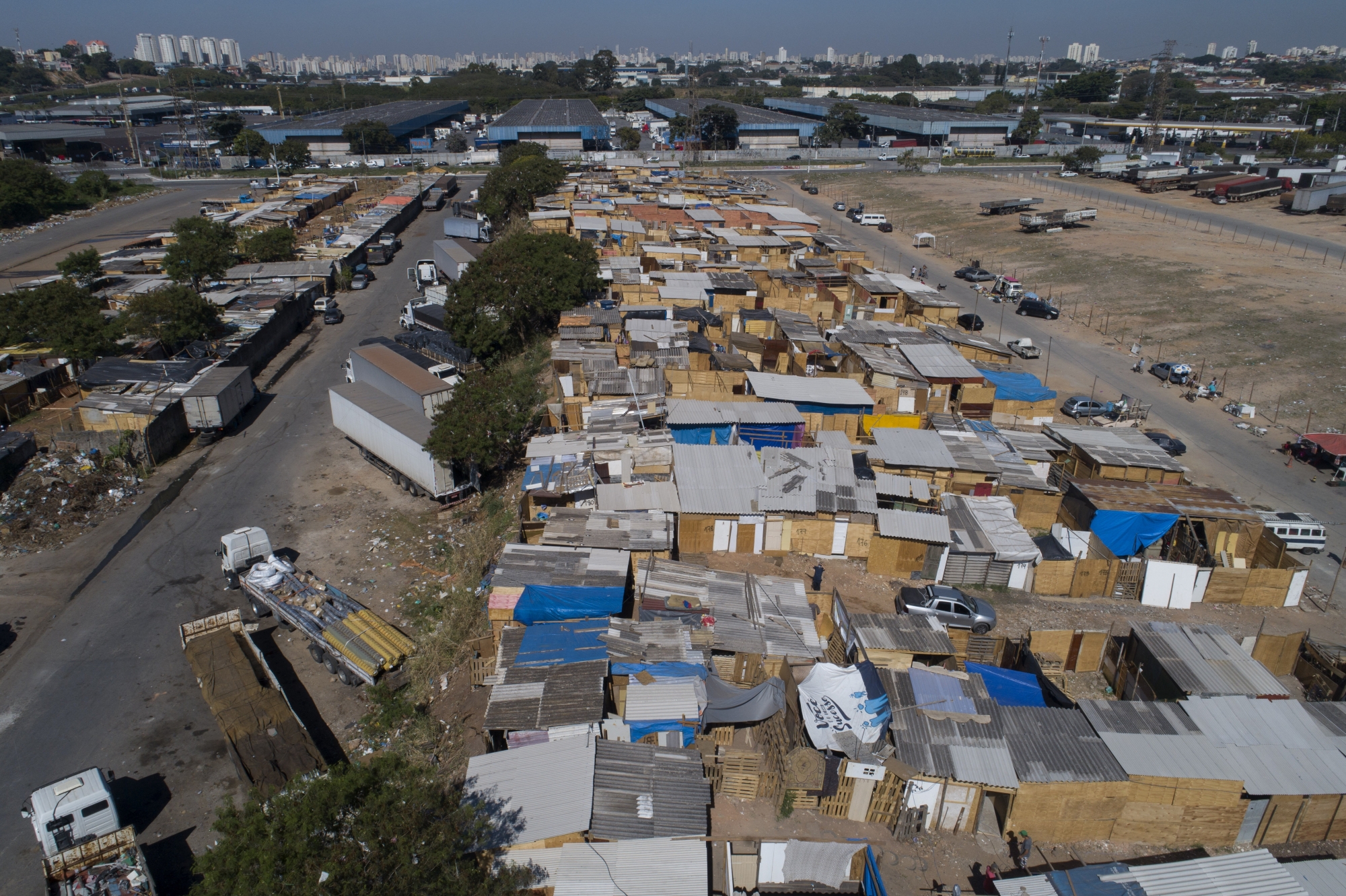 Aujourd’hui, environ 700 familles s’entassent à Jardim Julieta, dans des cabanes de fortune. La plupart n’ont pas de toilettes et ont pour seul toit des bâches en plastique.