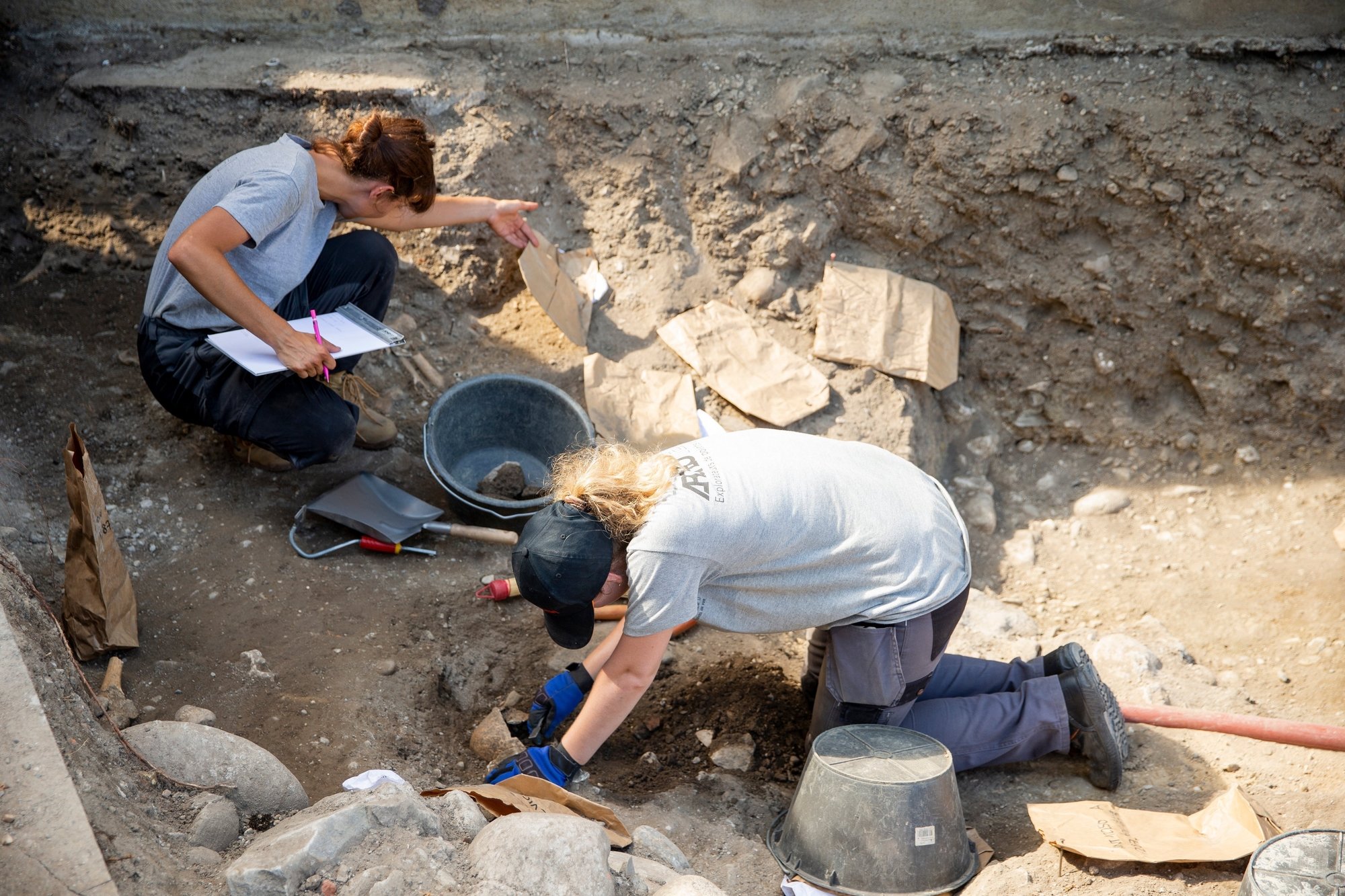 Les archéologues ont commencé à travailler sur le site voisin de l'église de Vich.