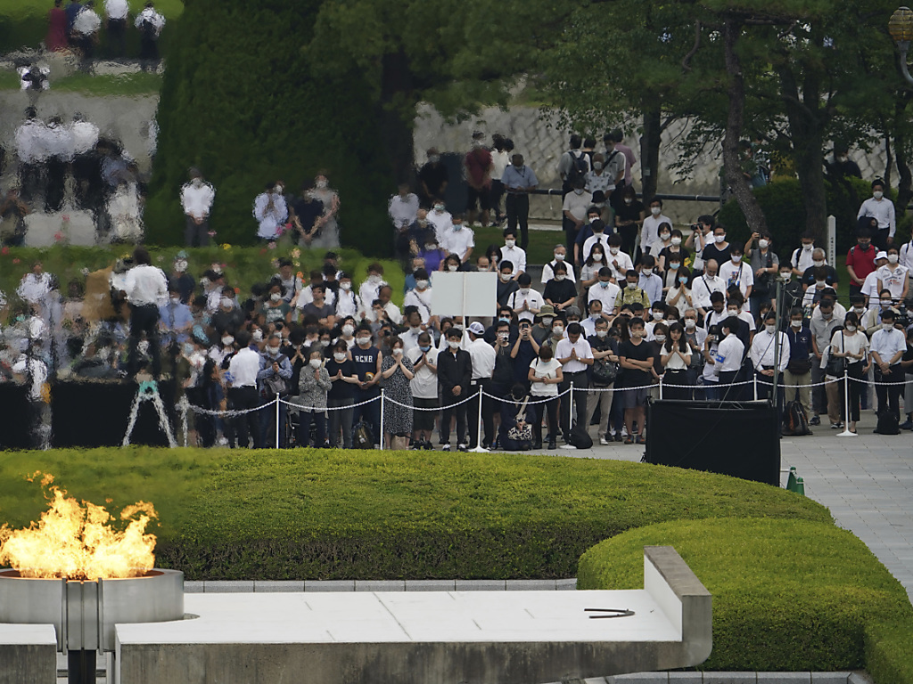 Durant la cérémonie, une prière silencieuse s'est tenue à 08h15 pile heure locale (01h15 en Suisse), marquant l'instant précis où la bombe atomique a explosé dans le ciel de Hiroshima, il y a 75 ans.