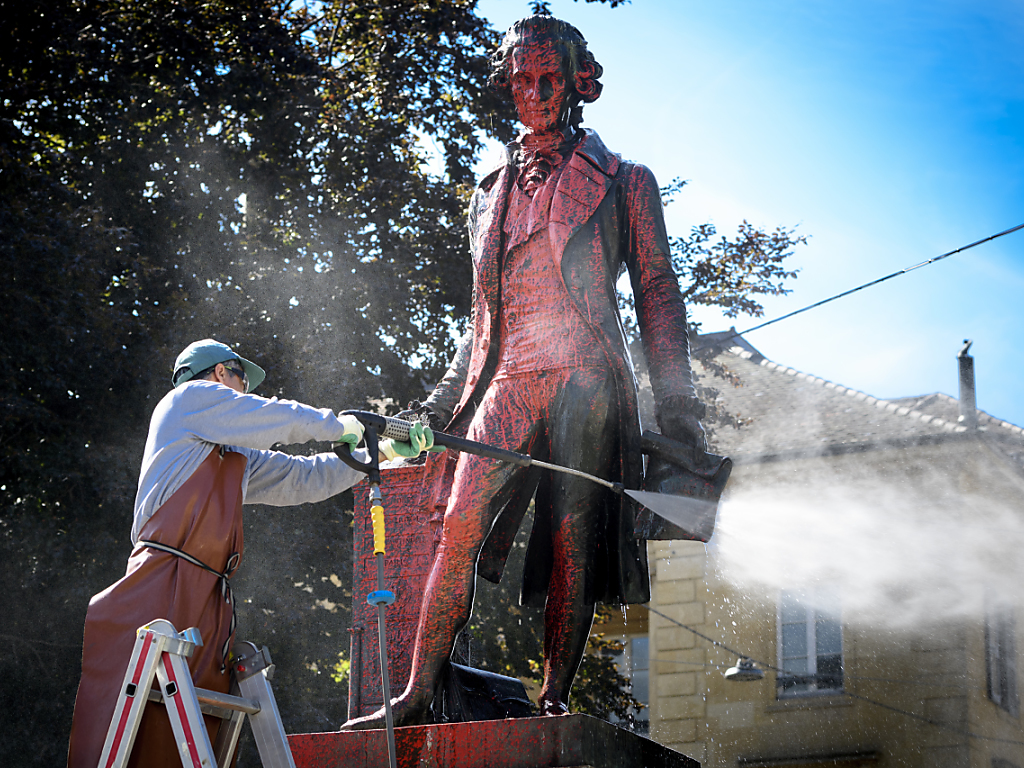 Un ouvrier s'employait lundi matin à nettoyer la statue du négociant controversé du 18e siècle.