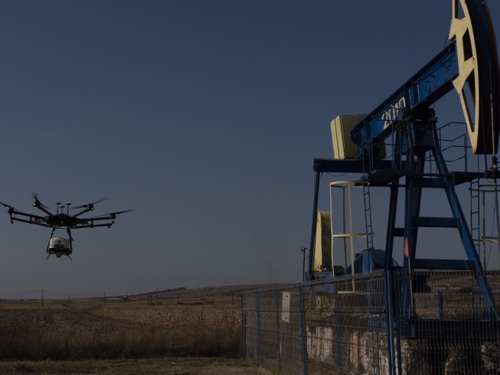 Le drone est équipé d'un laser à cascade quantique.