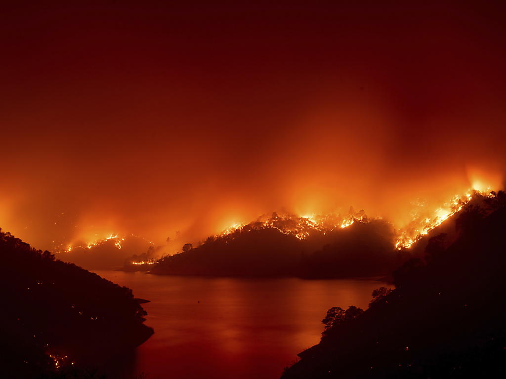 Végétation calcinée, voitures et habitations ravagées par les flammes: les feux ont dévoré plus de 20'000 hectares dans la région ces derniers jours, selon les autorités.