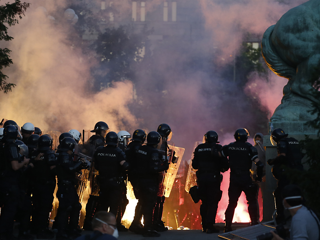 Plusieurs cordons de police en tenue antiémeute ont été déployés devant le Parlement à Belgrade où plusieurs millliers de personnes s'étaient rassemblées.