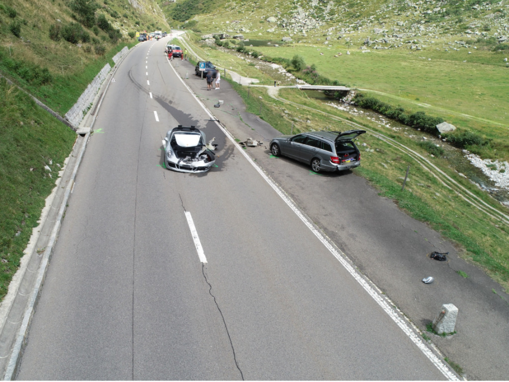 Un accident de la circulation au col du Gothard, lors d'une tentative de dépassement, a causé plusieurs millions de francs de dommages