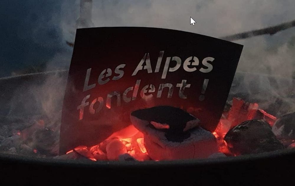 Cette année, les participants suisses ont allumé leur propre feu. Ils se sont photographiés devant avec une pancarte "Les Alpes fondent!".