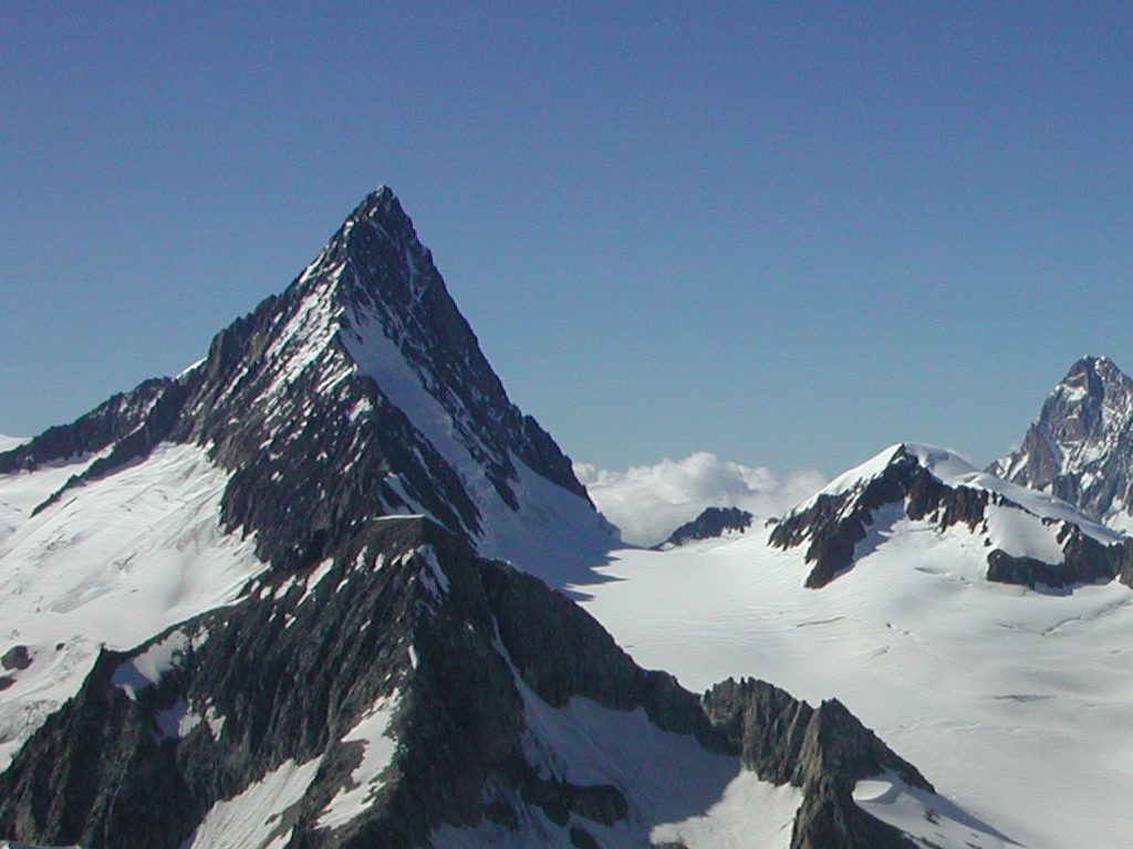 C'est en redescendant du Finsterhaarhorn que le malheureux alpiniste a fait une chute fatale de 250 mètres.