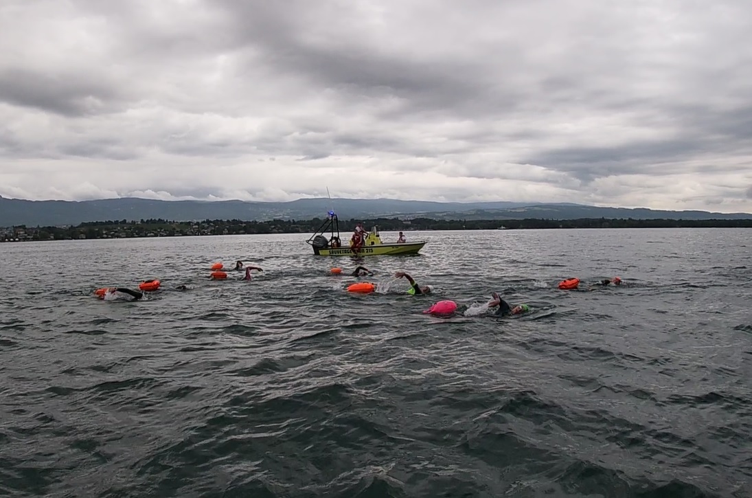 Les dix nageurs ont été accompagnés par deux bateaux des sauveteurs de Nyon.