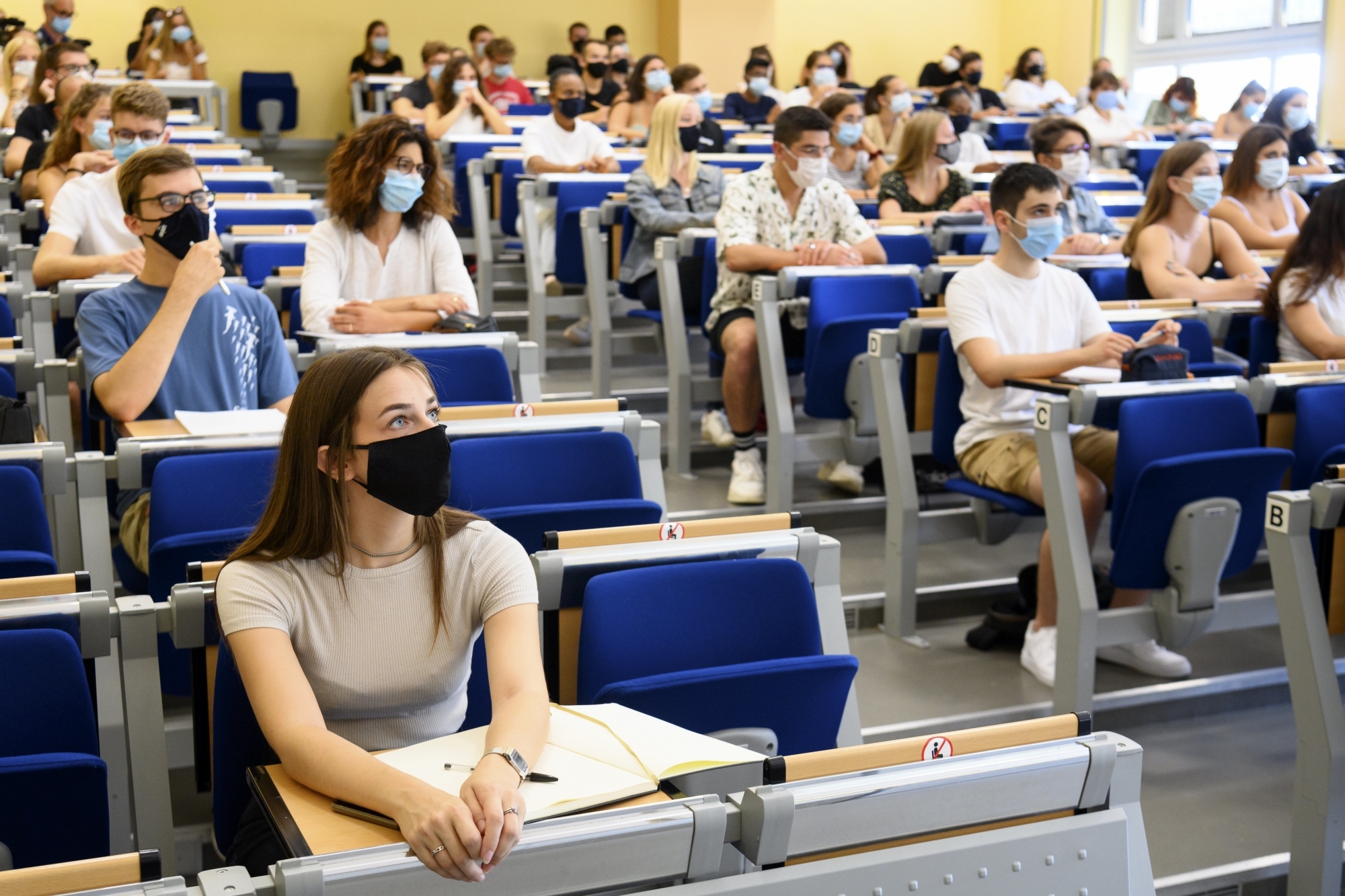 Les étudiants sont priés de porter des masques lors des cours, comme ici à Neuchâtel. 