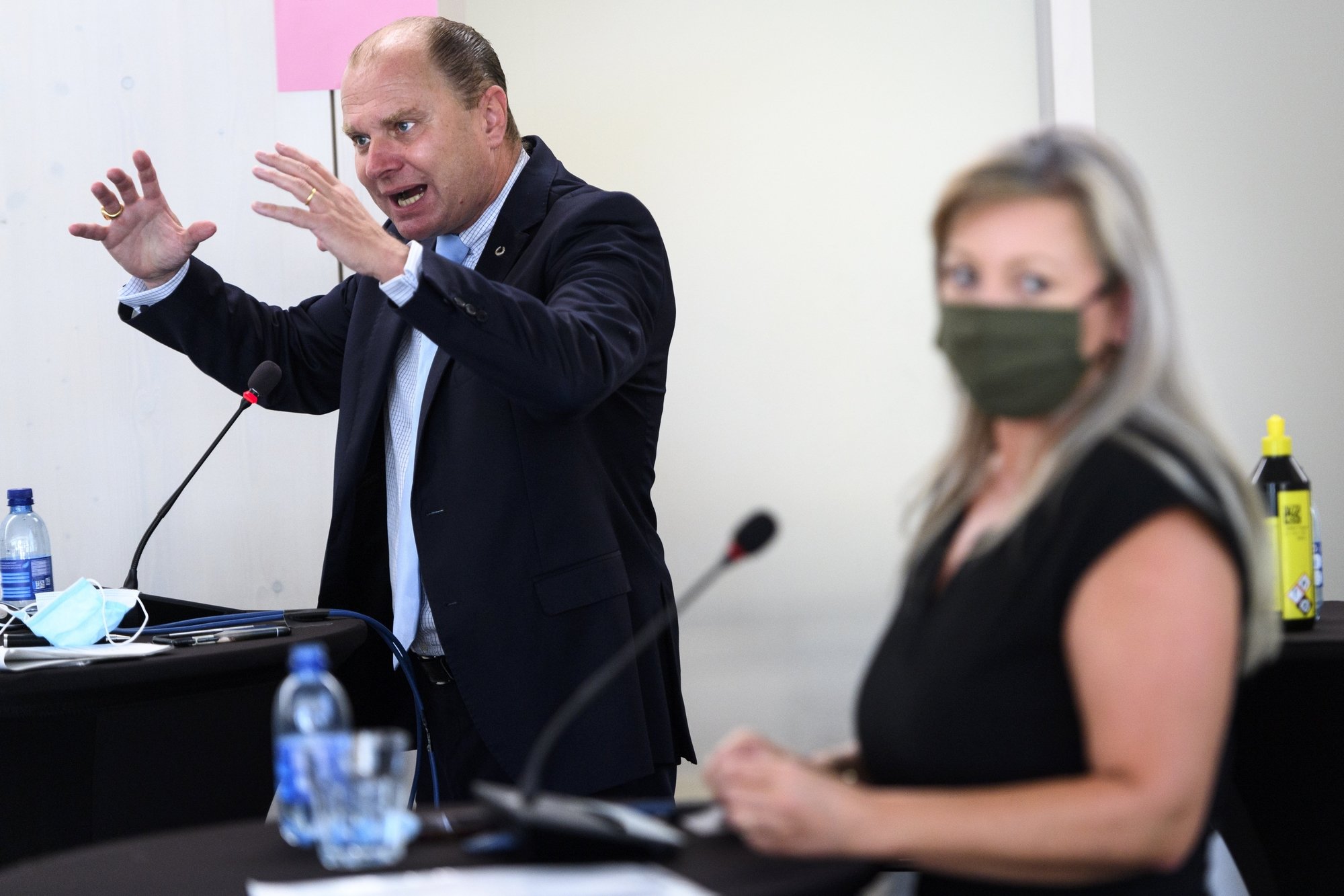 Philippe Leuba, conseiller d'Etat chargé de l'économie, et Nuria Gorrite, présidente du Conseil d'Etat vaudois, ont présenté mardi les nouvelles directives cantonales pour éviter la propagation du coronavirus.