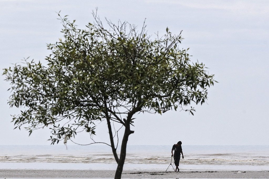 "J'ai commencé à faire ça pour garder la mer propre", explique l'homme. "Je veux aussi empêcher les gens de se blesser avec du verre cassé, et éviter que le monde soit jonché de verre abandonné", rapporte-t-il à l'AFP. 