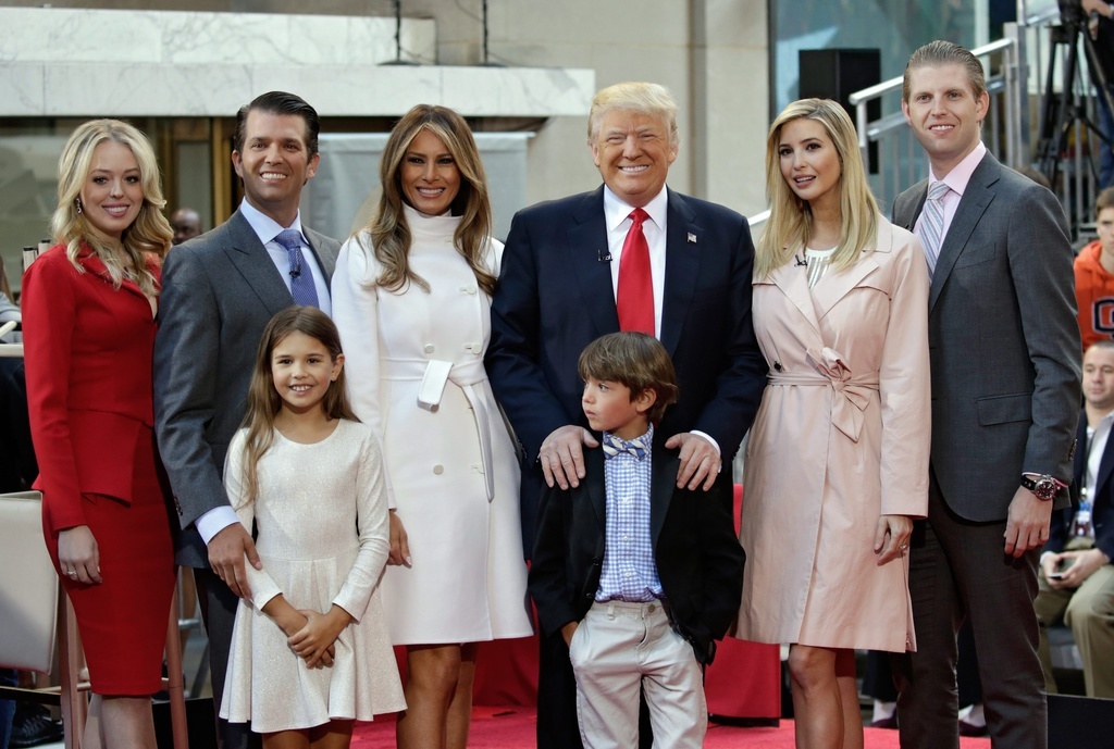 Donald Trump (3e depuis la droite) s'est toujours appuyé sur sa famille, notamment dans ses affaires. Ici, de gauche à droite, sa fille Tiffany, son fils aîné Donald Trump Jr., sa femme Melania Trump, sa fille Ivanka Trump et son fils Eric Trump, avec ses deux petits-enfants au premier rang, Kai et Donald Trump III, enfants de Donald Trump Jr.