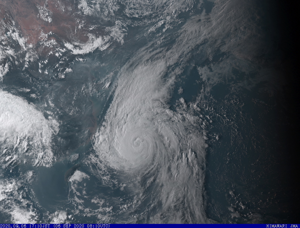 L'image satellite du typhon Haishen fournie par l'agence météorologique japonaise est impressionnante: l'archipel est quasiment complètement recouvert par la tempête.