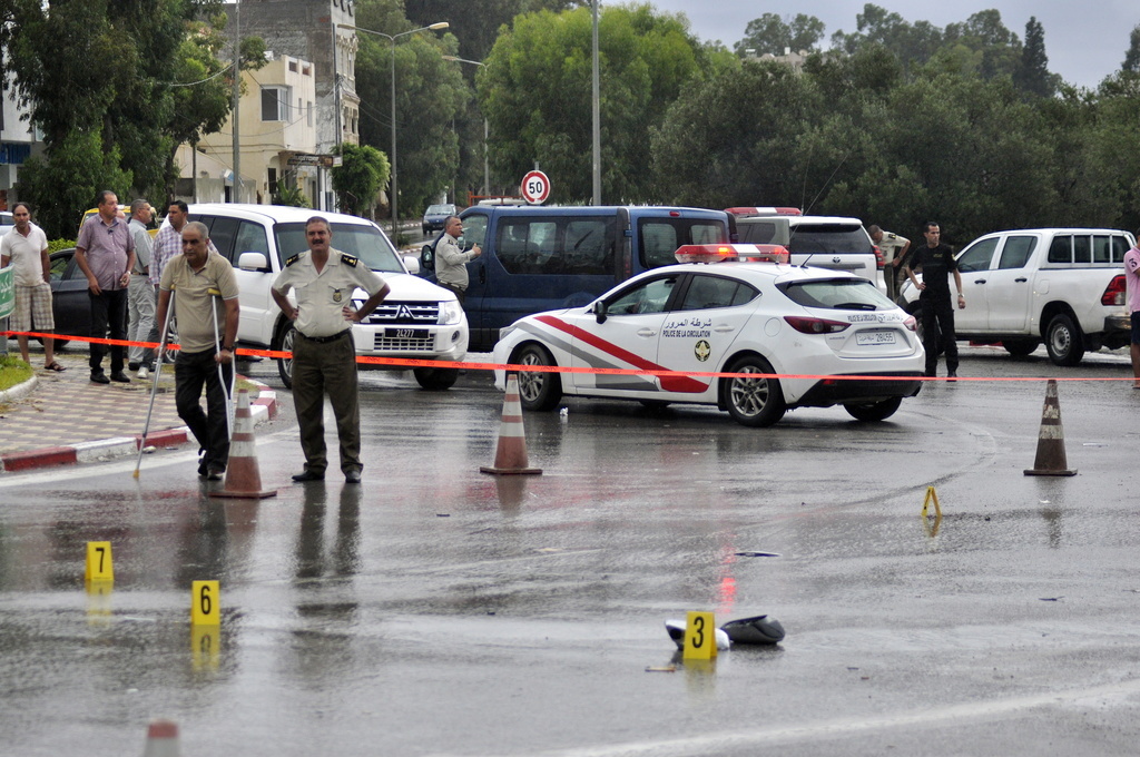 La police tunisienne a bouclé le secteur de l'attaque qui a visé une de leurs patrouilles. Le président et son premier ministre se sont rendus sur les lieux.