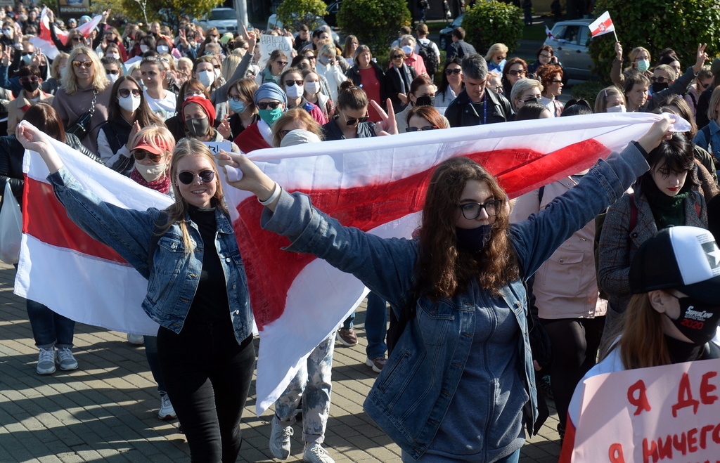 Environ deux mille femmes participaient à cette marche, brandissant le drapeau blanc et rouge de l'opposition.