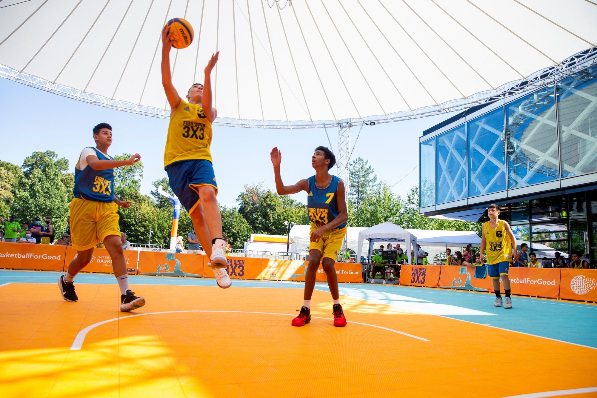 Même dans un format réduit, le FIBA Open a réjoui les plus jeunes devant la Maison du Basket.