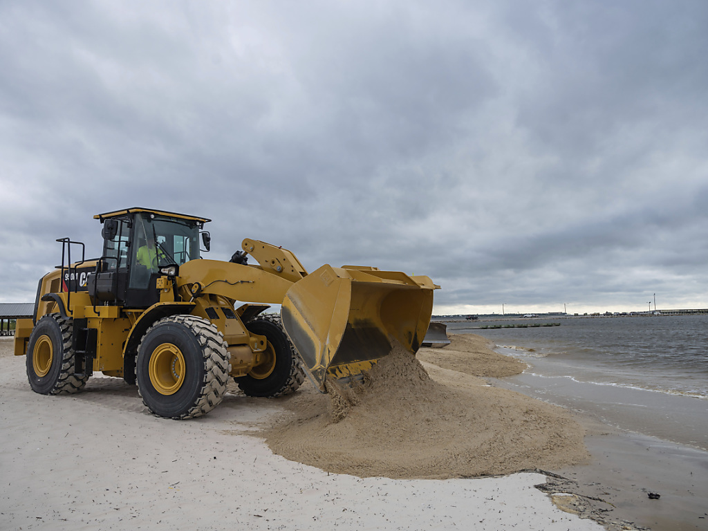 Les Etats du sud-est des Etats-Unis se préparent au passage de l'ouragan Sally, ici un bulldozer érige une barrière de sable sur une plage de St-Louis, dans le Mississippi.