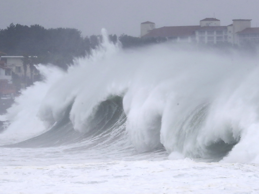 De grandes vagues balayaient la côte alors que le typhon Maysak s'approchait de l'île de Jeju.
