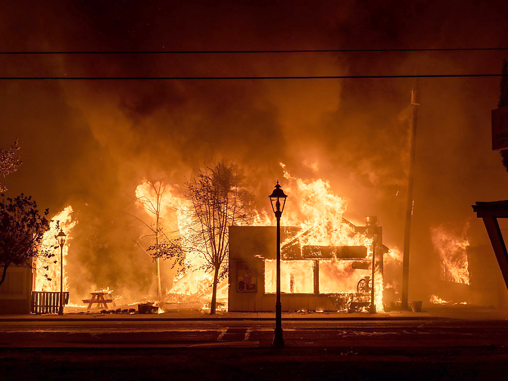 Cinq villes ont été détruites "de manière significative" dans l'Oregon, selon la gouverneure de l'Etat.
