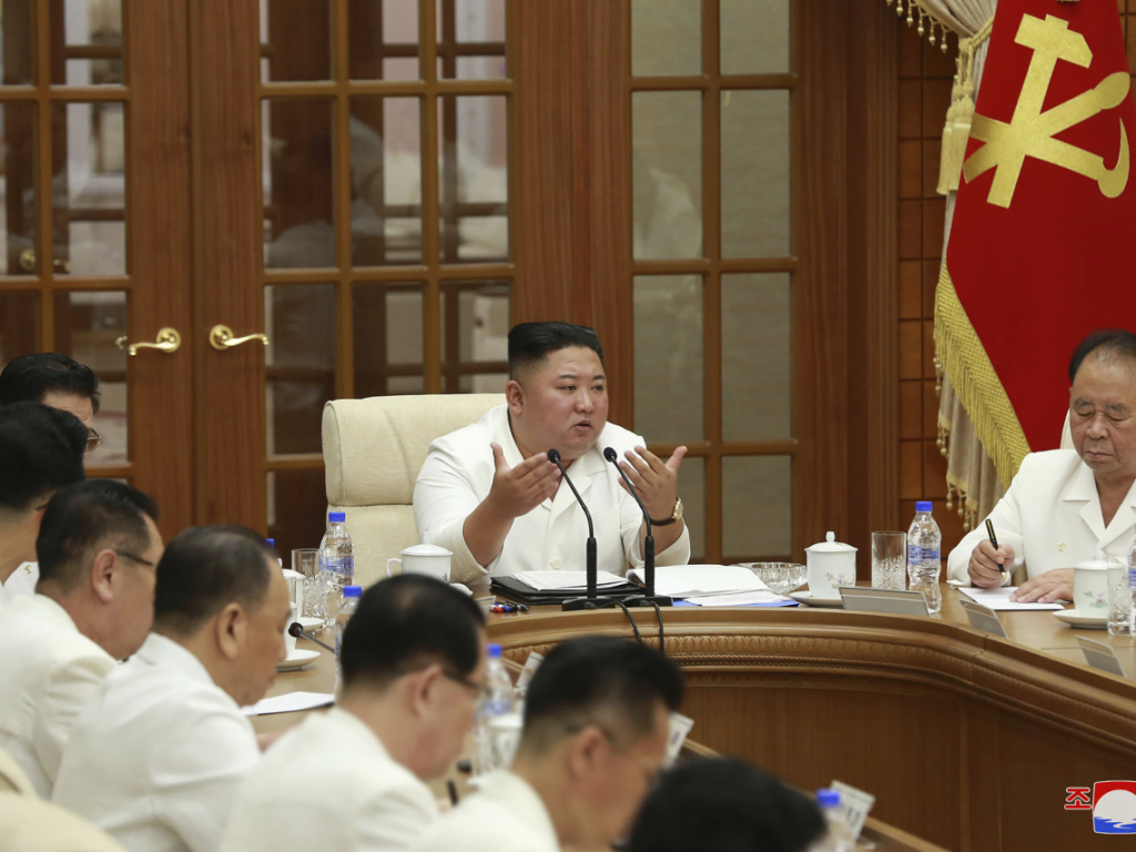 Kim Jong-un, au centre du cliché, a pointé "certaines lacunes" dans les efforts de prévention contre le Covid-19 et demandé des mesures plus fortes pour remédier à ces "carences", selon KCNA.