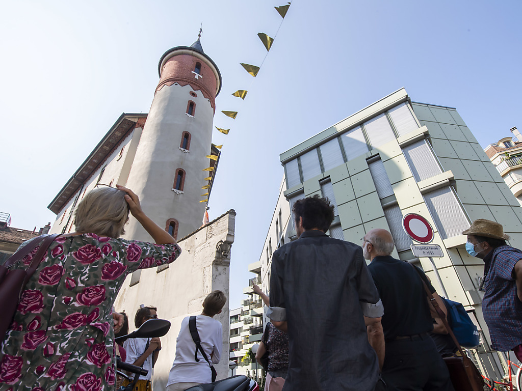 Des personnes visitent la Tour Blavignac à Genève.