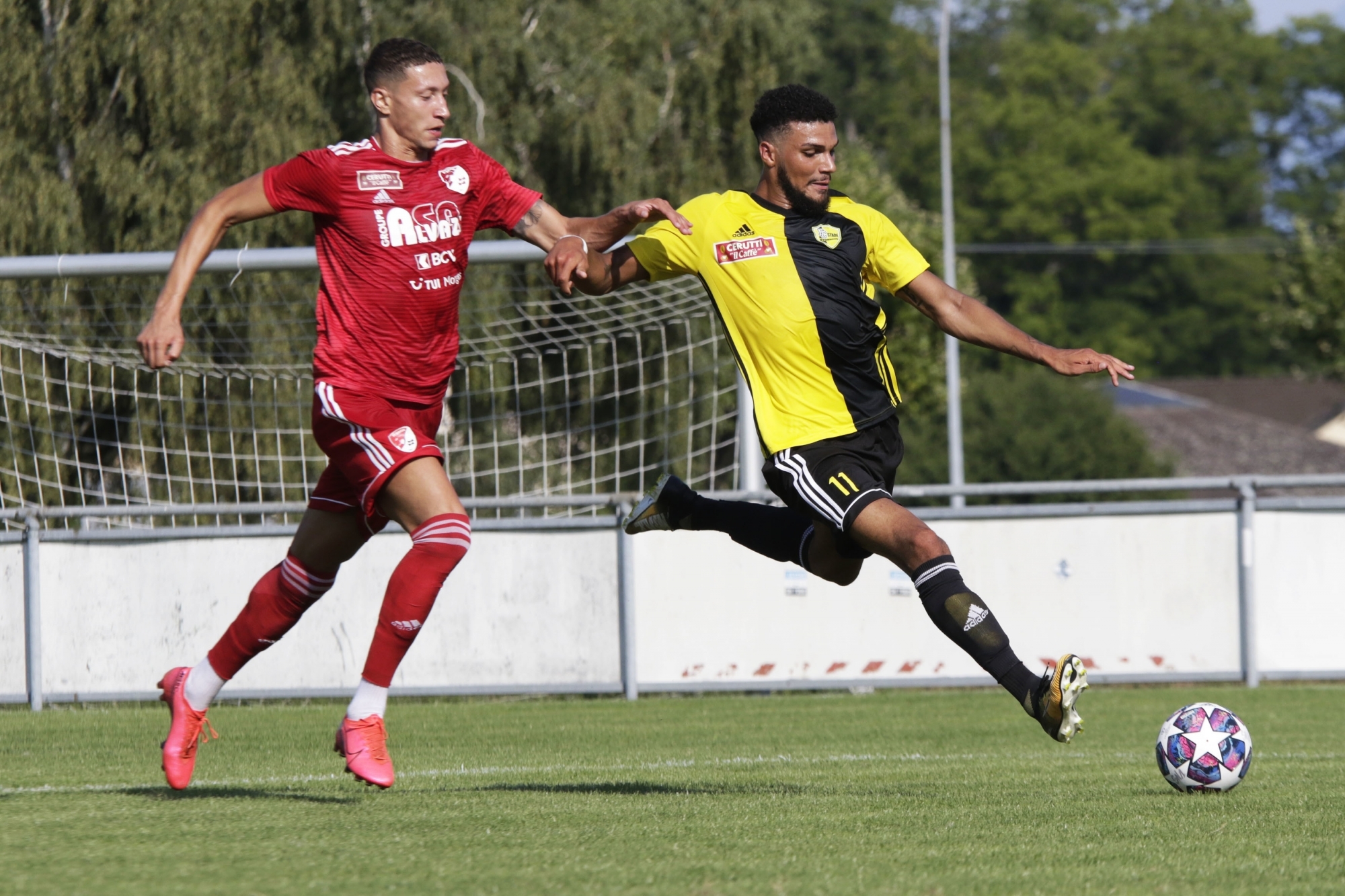 Passeur et buteur, le Nyonnais Da Silva (en jaune et noir) a été le grand artisan de la victoire du Stade à Bavois.