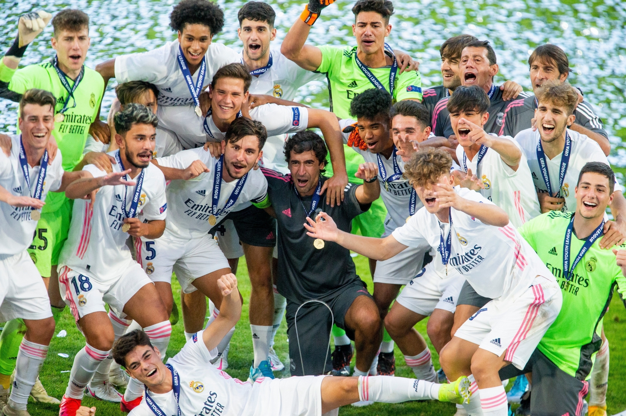 La joie des Madrilènes et de leur coach Raul (au centre), vainqueurs de l'édition 2019-2020 de la Youth League.