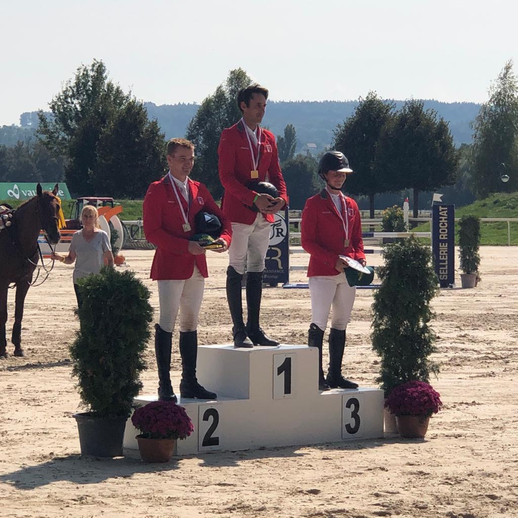 Un premier podium national élite pour la cavalière de Borex (à dr.)